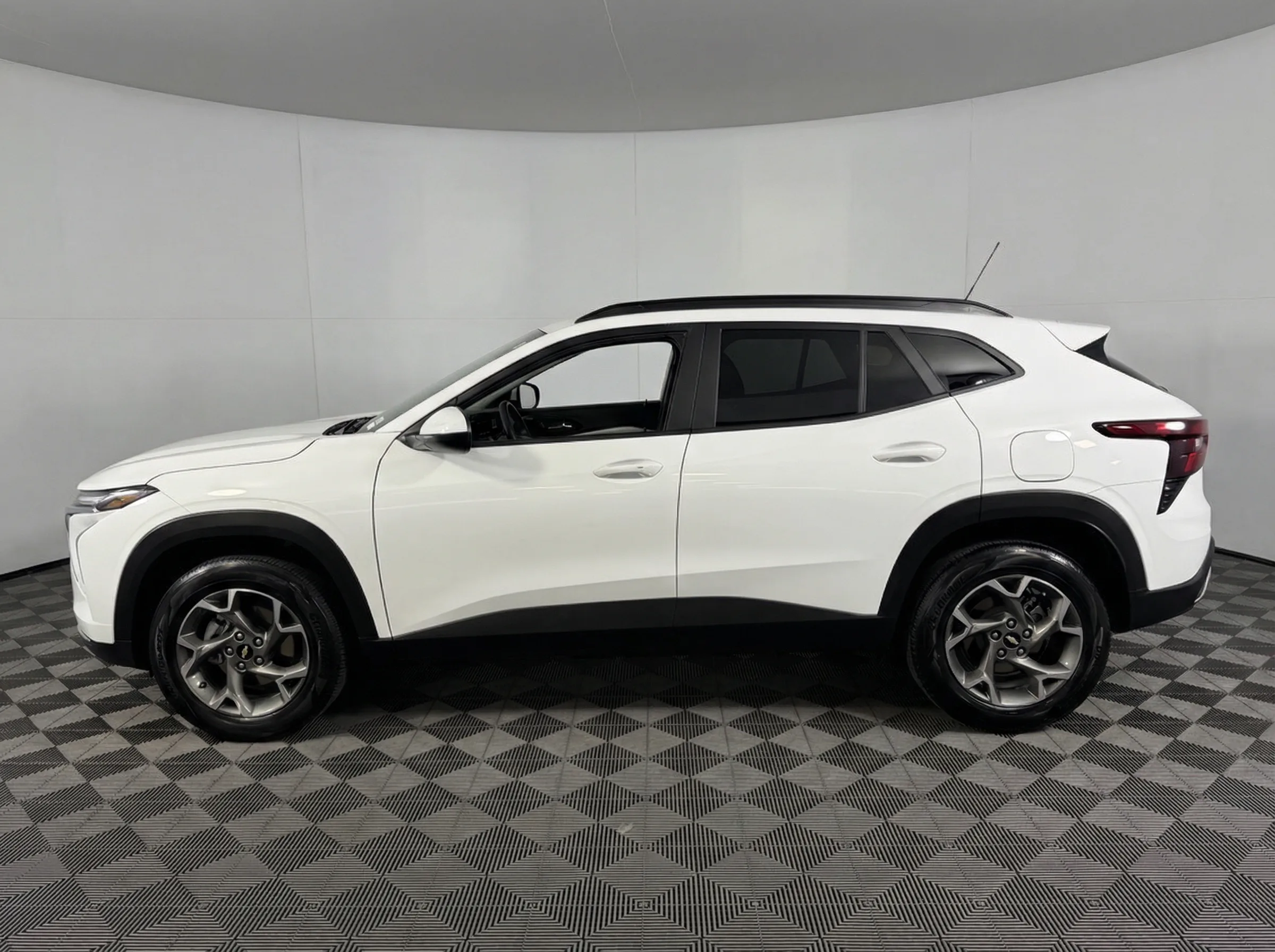 2025 Chevrolet Trax LT — photo 1