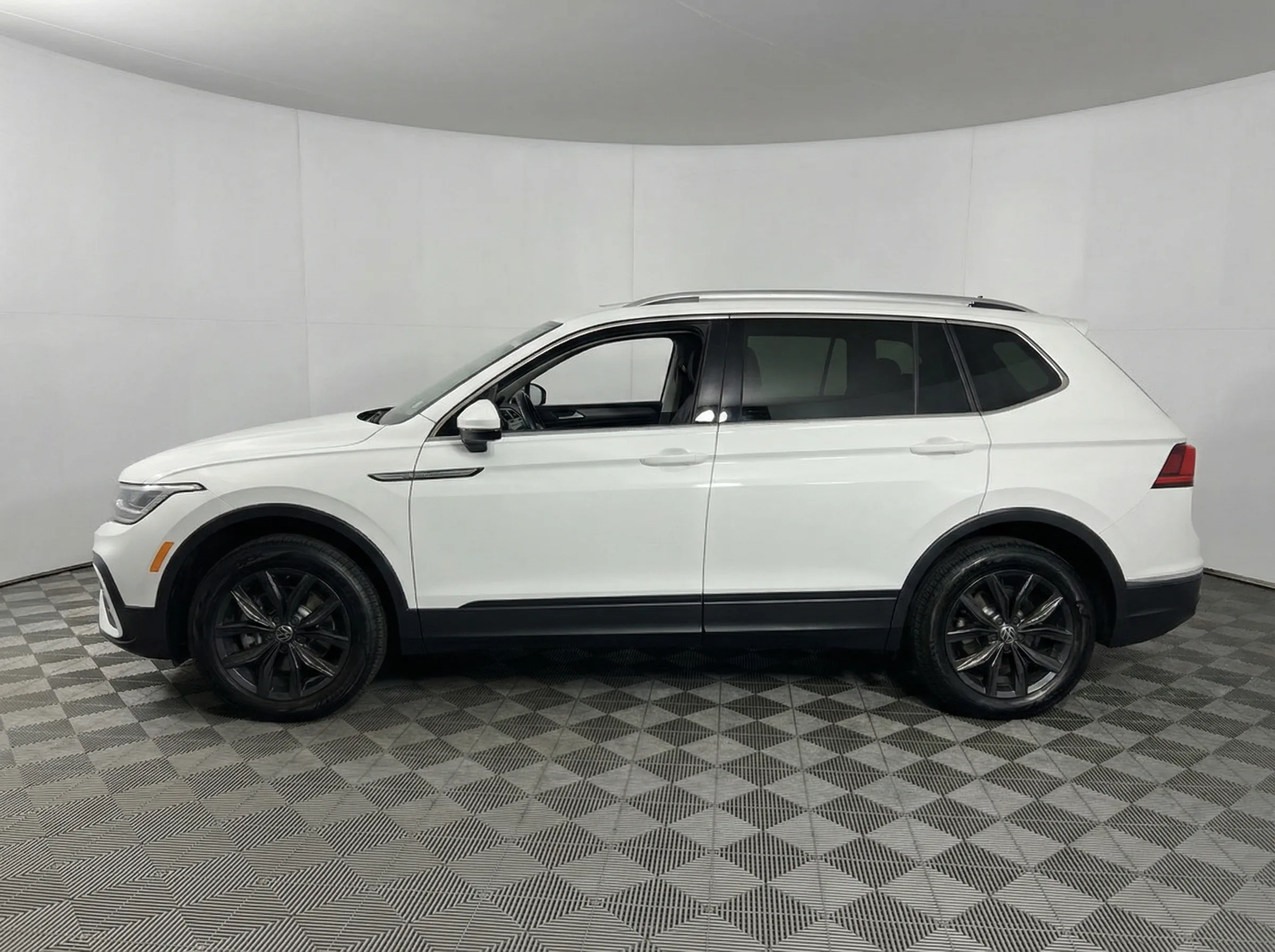 2024 Volkswagen Tiguan 2.0T Wolfsburg Edition — photo 1