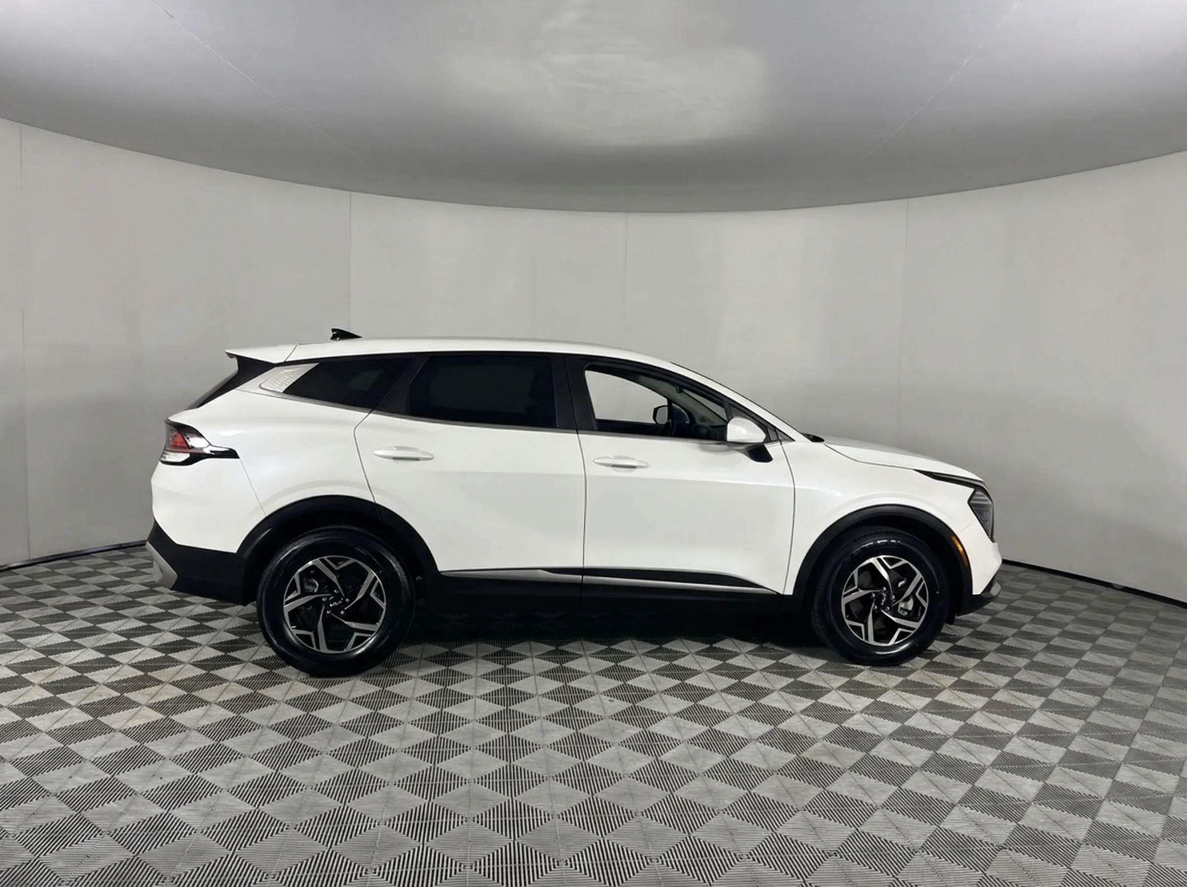 2024 Kia Sportage LX — photo 1