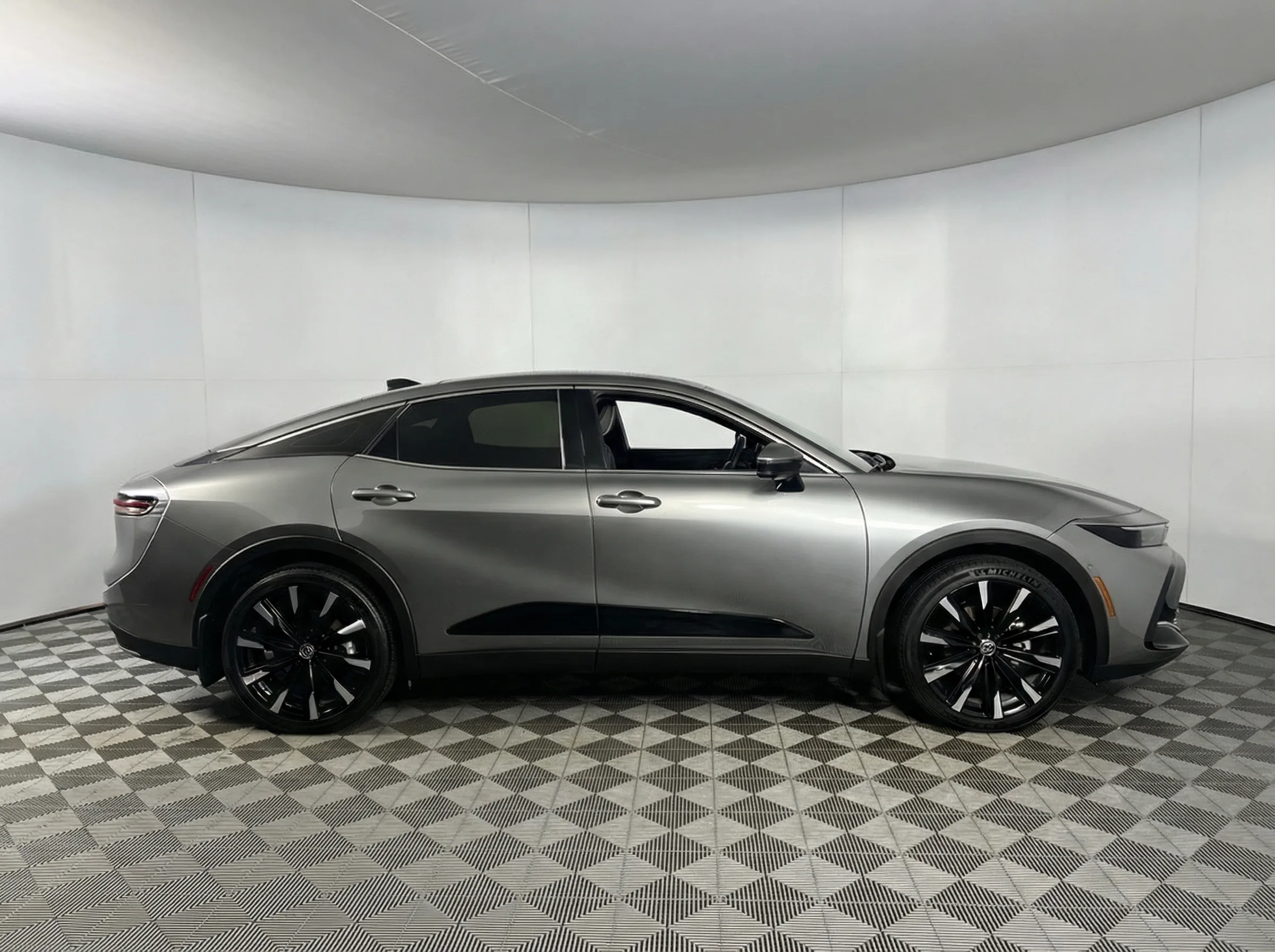 2025 Toyota Crown Platinum — photo 1