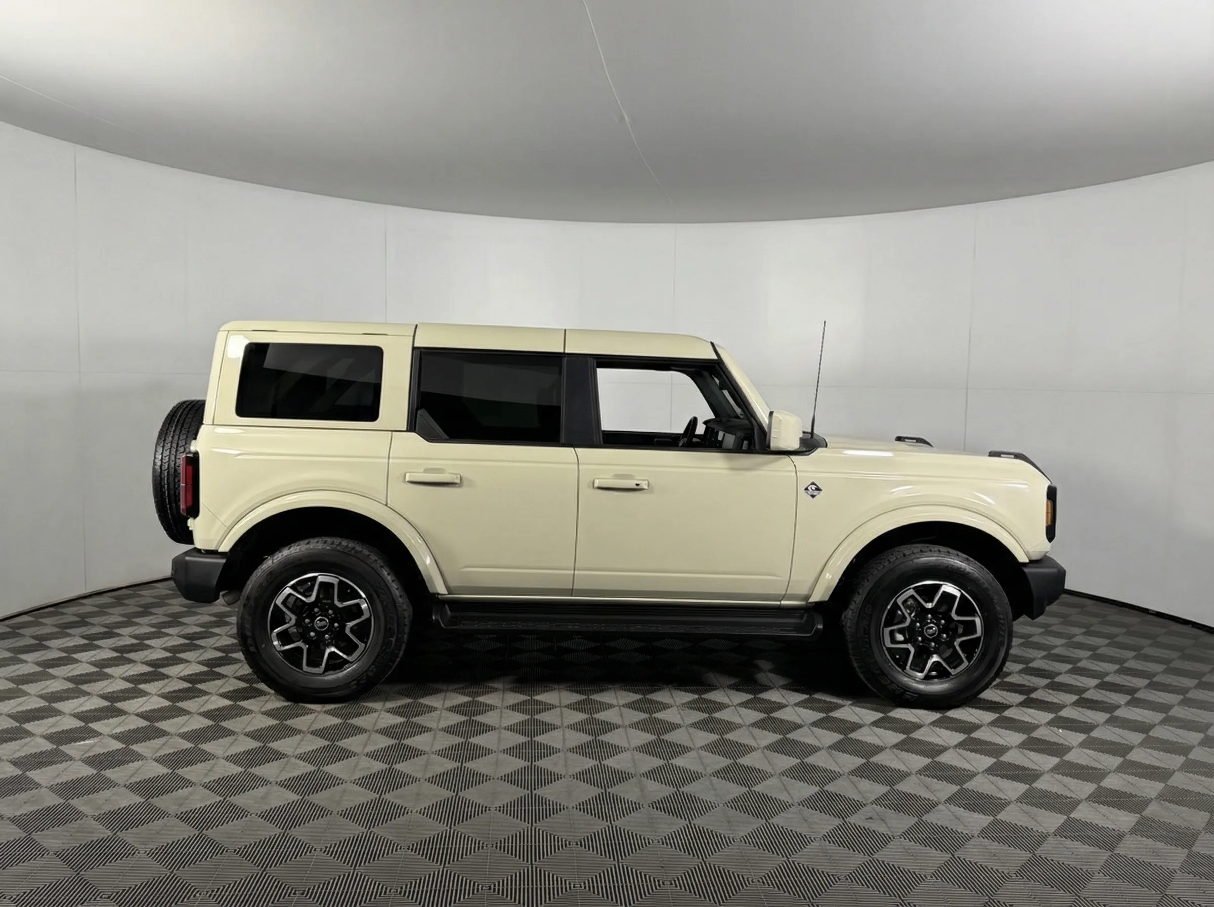 2025 Ford Bronco Outer Banks — photo 1