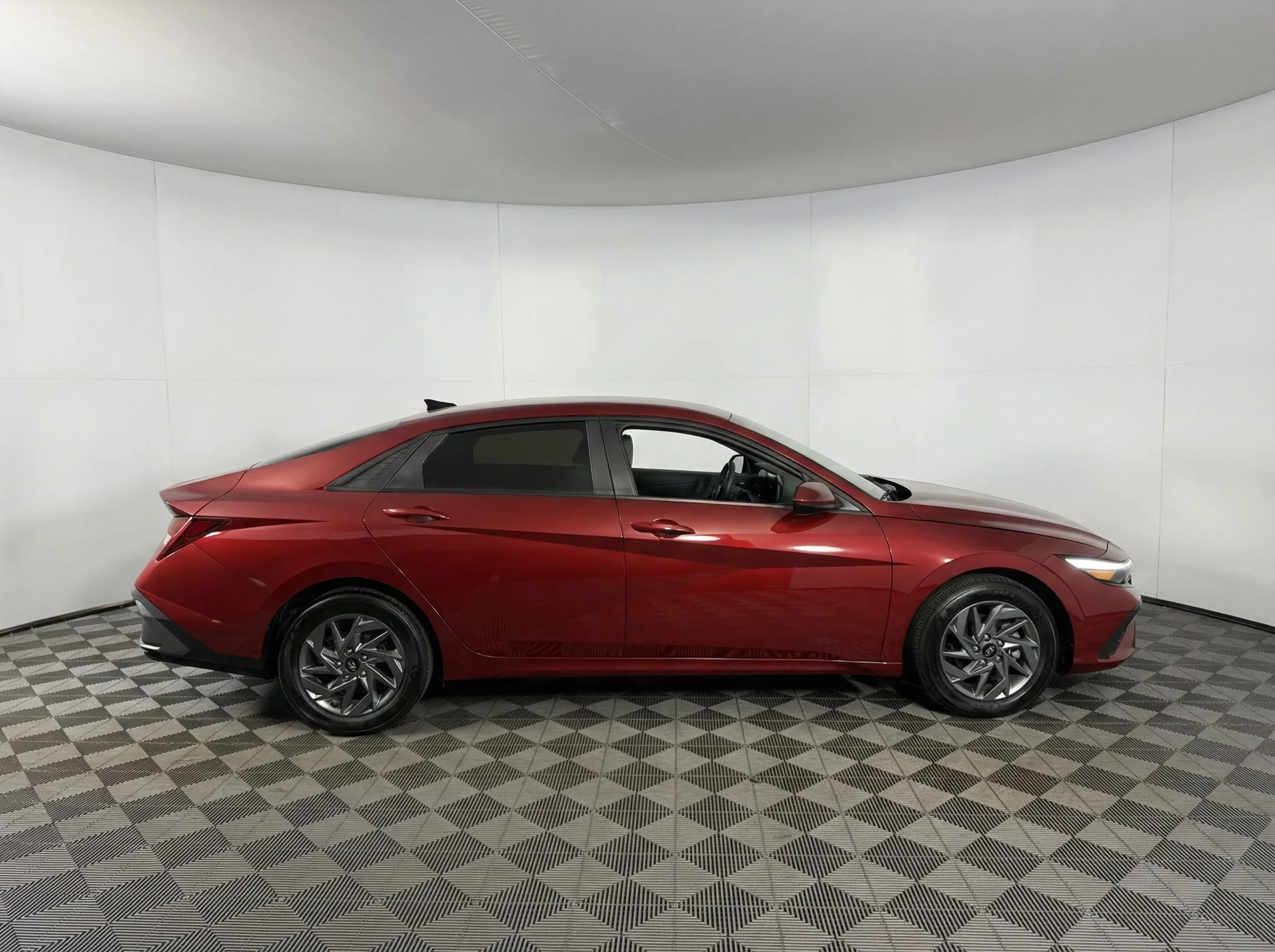 2024 Hyundai Elantra Hybrid Blue — photo 1