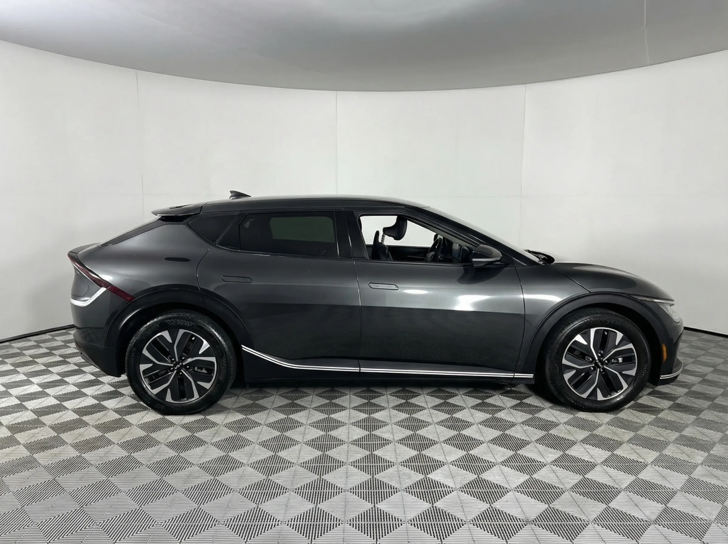 2024 Kia EV6 Light — thumbnail 2
