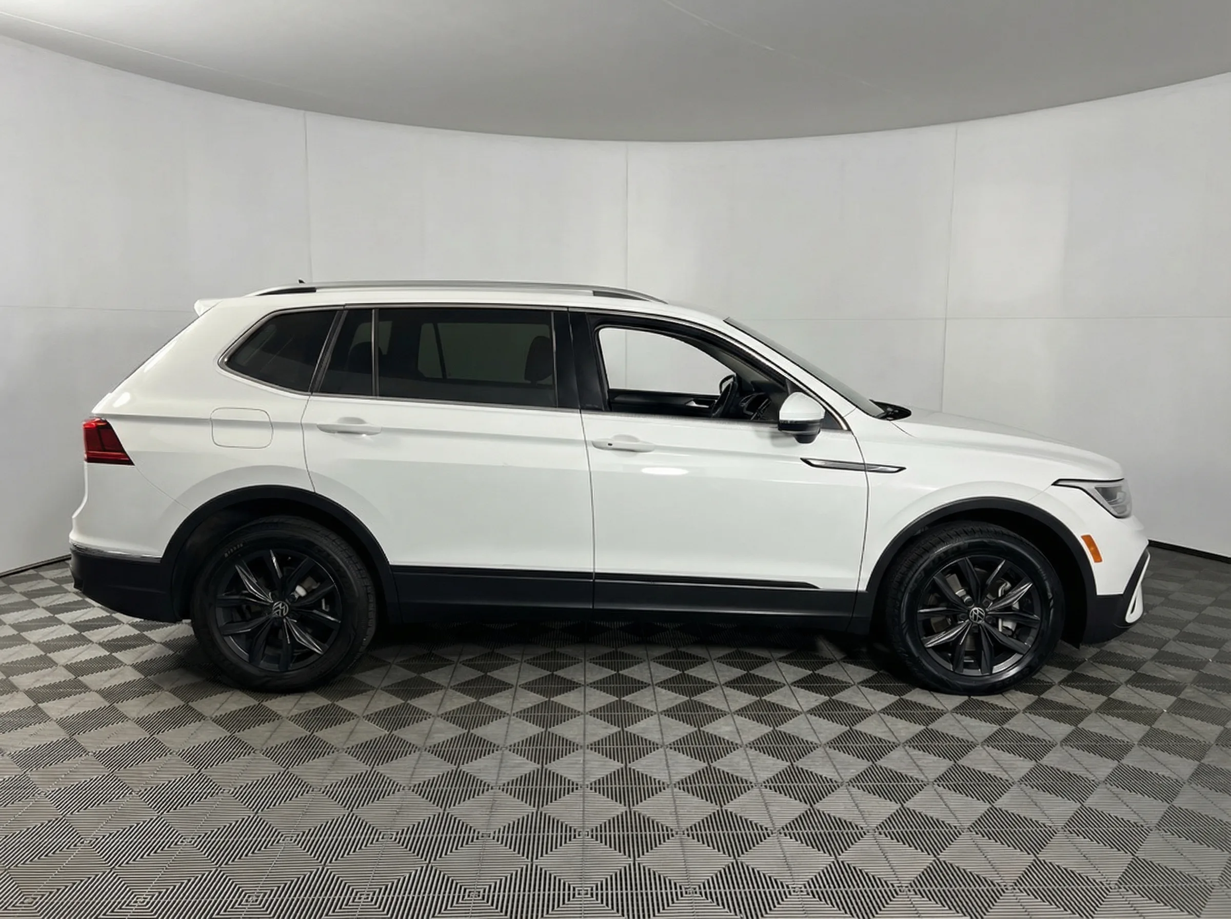 2024 Volkswagen Tiguan 2.0T Wolfsburg Edition — thumbnail 2