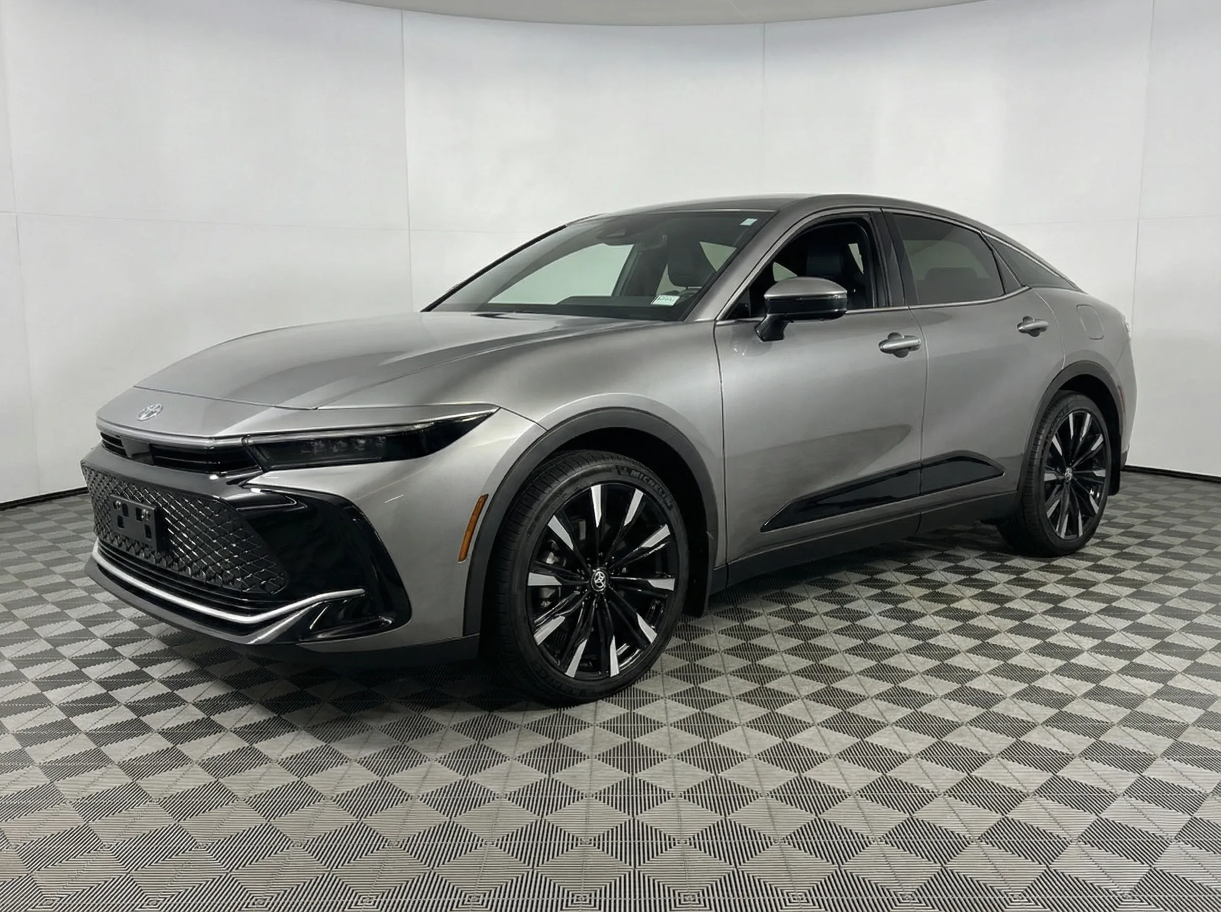 2025 Toyota Crown Platinum — thumbnail 2