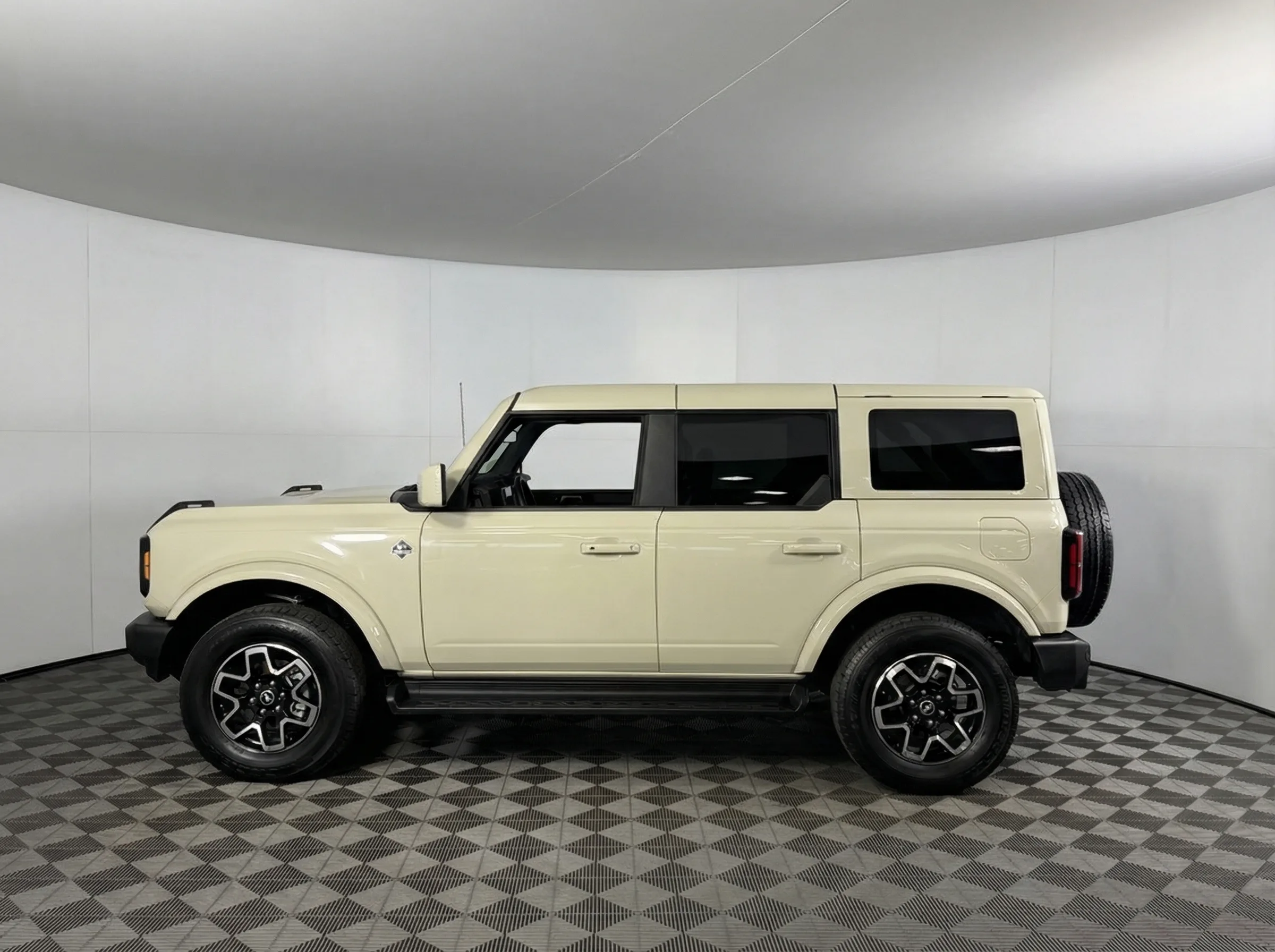 2025 Ford Bronco Outer Banks — thumbnail 2