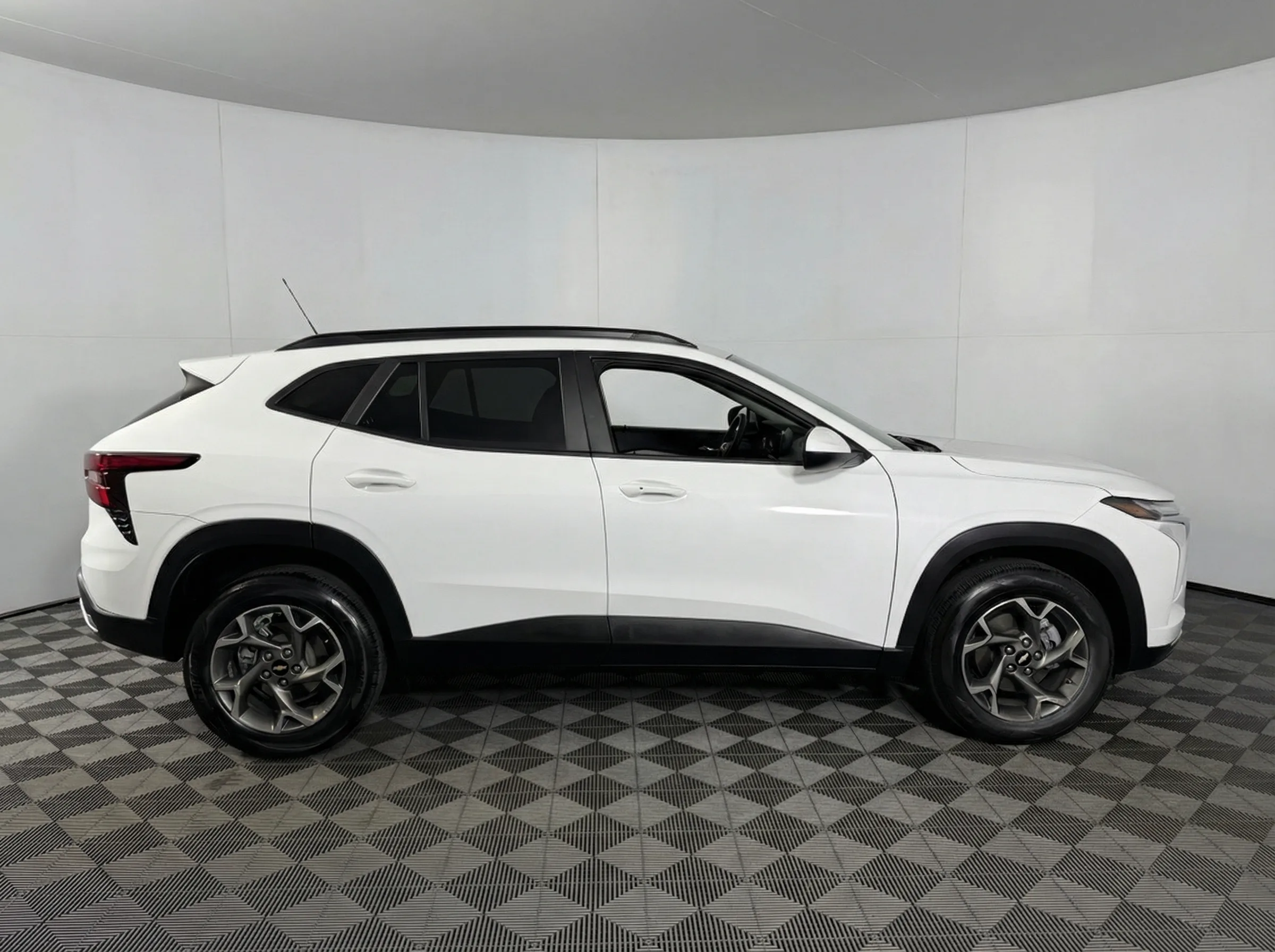 2025 Chevrolet Trax LT — thumbnail 3
