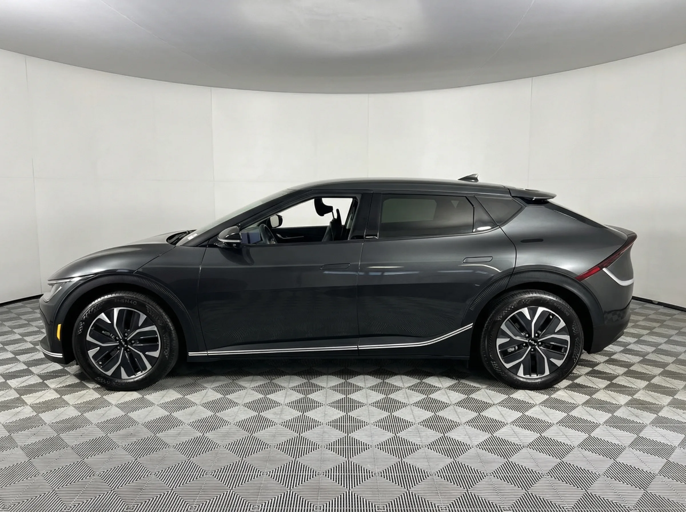 2024 Kia EV6 Light — thumbnail 3