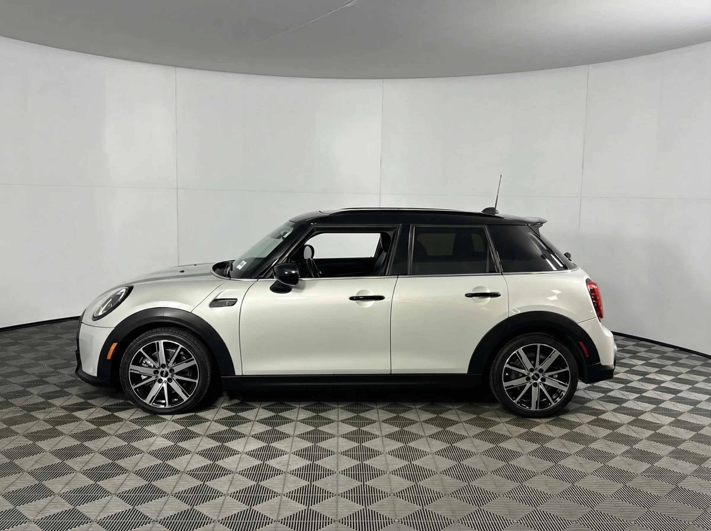 2023 MINI Cooper S Signature — thumbnail 3