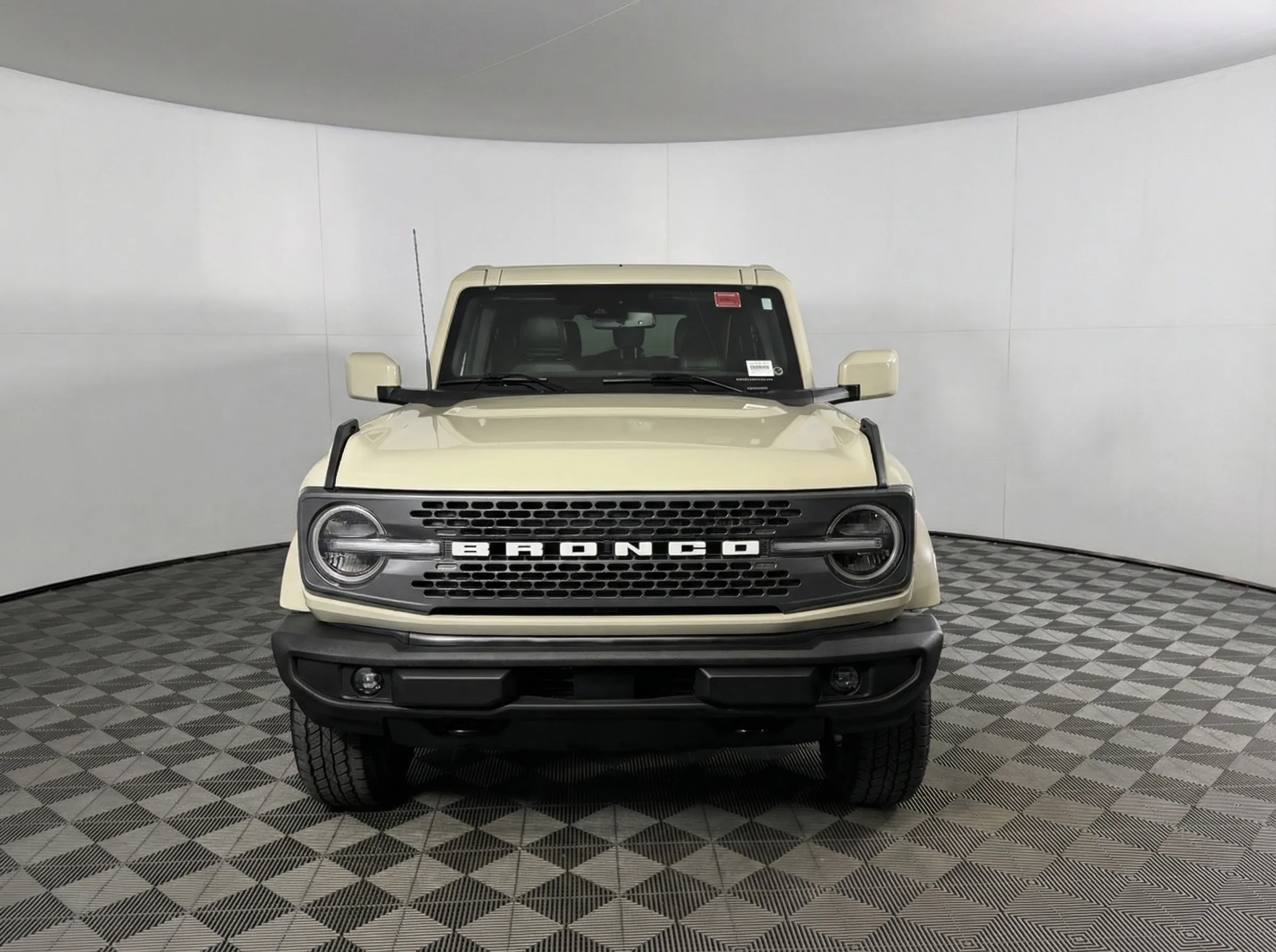2025 Ford Bronco Outer Banks — thumbnail 3